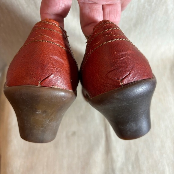 EL NATURALISTA Sz 39 Scalloped Edge Kitten Heel Leather Rubbed Sole Shoes - Picture 8 of 10